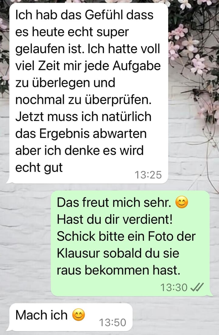 Chatnachricht: „Ich hab das Gefühl dass es heute echt super gelaufen ist“ – Antwort: „Das freut mich sehr. Hast du dir verdient!“